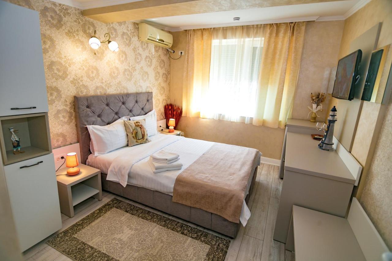 Floare De Iris Hotell Vama Veche Exteriör bild