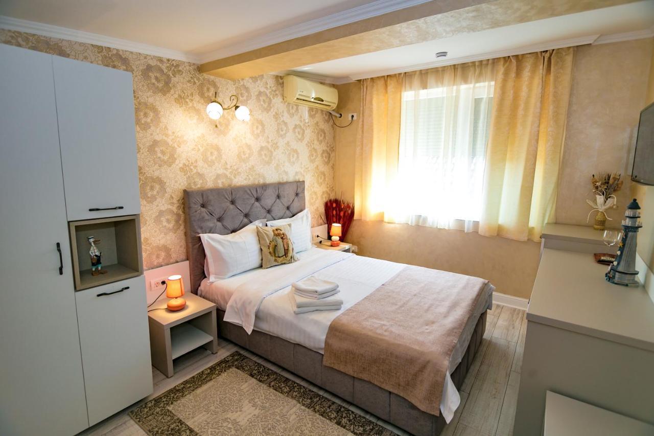 Floare De Iris Hotell Vama Veche Exteriör bild